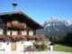 Die Film-Praxis des Bergdoktors liegt in Ellmau am Wilden Kaiser - mit herrlicher Aussicht. // Foto: TVB Wilder Kaiser