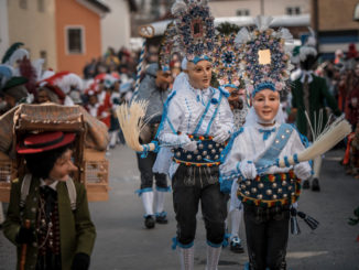 Bei der Imster Buabefasnacht gibt es Roller und Scheller, Spritzer, Sackner, Kübelemaje, Laggepaarle, Hexen, Bären, Kaminer und Labara. // Foto: Imst Tourismus, Gerhard Berger