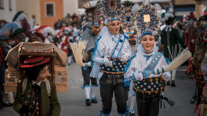 Bei der Imster Buabefasnacht gibt es Roller und Scheller, Spritzer, Sackner, Kübelemaje, Laggepaarle, Hexen, Bären, Kaminer und Labara. // Foto: Imst Tourismus, Gerhard Berger