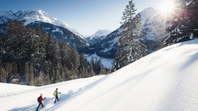 Pulverschnee soweit das Auge reicht – im Winter lockt die österreichische Naturparkregion Tiroler Lechtal mit nachhaltigen Outdoor-Aktivitäten // Foto: Lechtal Tourismus/Robert Eder