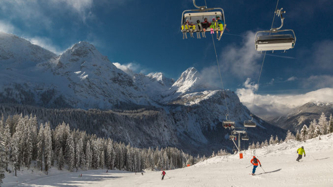 Skifahren im Skigebiet Ehrwalder Alm. // Foto: FroZenLights
