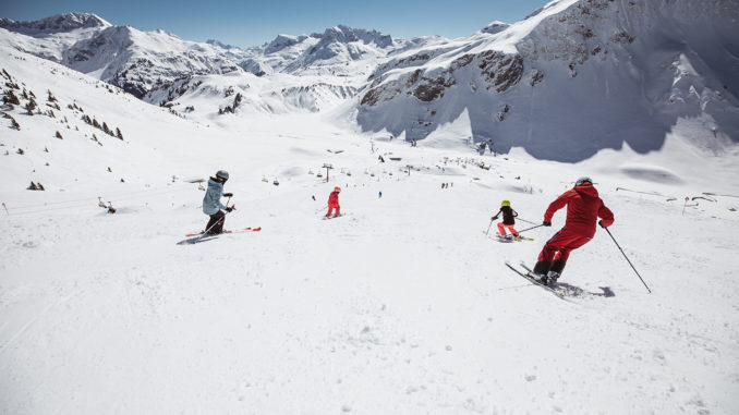 Frisch präparierte Pisten + Sonnenschein = perfekter Skitag. // Foto: TVB Warth-Schröcken