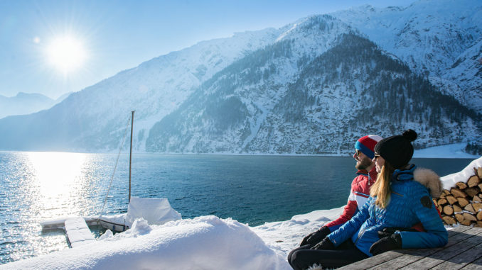 Am Seeweg in Achenkirch direkt am Achensee entlang spazieren und die einmalige Stimmung genießen. // Foto: Achensee Tourismus