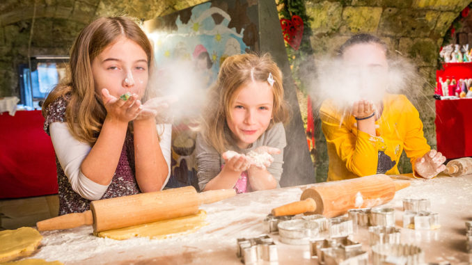 Die sieben Christkindlmärkte von "Advent in Tirol" bieten stimmungsvolle Rahmenprogramme wie z.B. eine "Weihnachtsbackstube" auf der Festung Kufstein. // Foto: Nikolaus Faistauer Photography