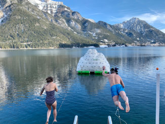 Ein Sprung aus drei Metern Höhe in den meist vier Grad kalten Achensee ist nichts für schwache Nerven. Copyright: // Foto: Achensee Tourismus
