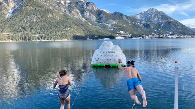 Ein Sprung aus drei Metern Höhe in den meist vier Grad kalten Achensee ist nichts für schwache Nerven. Copyright: // Foto: Achensee Tourismus