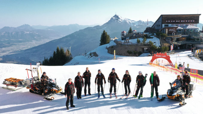 Dem zentralen Pistenrettungsdienst Kitzbühel stehen Skidoos, Akia, Defibrillatoren samt Beatmungsgerät, bestens ausgestattete Erste Hilfe Rucksäcke, Seilwinden und Bergeseile zur Verfügung.// Foto: KitzSki, Elisabeth Laiminger