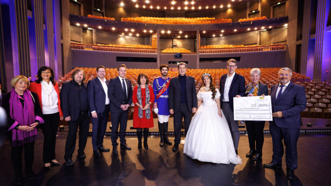 v.l.n.r.: Uschi Lax (Bezirksrätin), Birgit Karle (Geschäftsführerin), Benjamin Sahler (Theaterleiter), Stefan Stracke (MdB), Maximilian Eichstetter (Bgm. Stadt Füssen), Maria-Rita Zinnecker (Landrätin Ostallgäu), Ludwig Darsteller Daniel Mladenov, Dr. Markus Söder (Ministerpräsident), Sisi Darstellerin Stefanie Gröning, Markus Blume (Staatsminister für Wissenschaft und Kunst), Angelika Schorer (MdL), Manfred Rietzler (Eigentümer) // Foto: StK/Matthias Balk