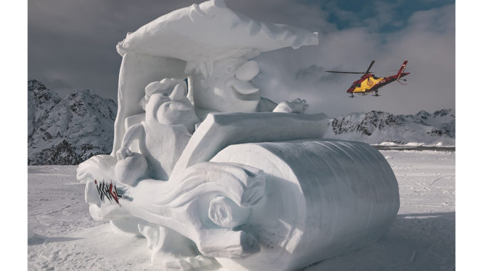 Beim 29. Schneeskulpturen-Wettbewerb „Formen in Weiss“ holen sich Ivan Holzknecht und Armin Rifesser mit ihrer Skulptur „Back to the roots alias Fred Feuerstein“ den 1. Platz. // Foto: TVB Paznaun – Ischgl