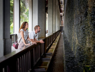 Seit 1912 atmen Bad-Reichenhall-Besucher am Gradierhaus im Königlichen Kurgarten den Dampf von hochkonzentrierter, 26-prozentiger Alpensole ein. Mit 160 Metern Länge und 13 Metern Höhe gilt es als größtes Freiluftinhalatorium der Welt. // Foto: Bad Reichenhall Tourismus & Marketing