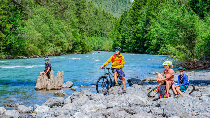 Ruhige Plätze am Lech sind im Tiroler Lechtal keine Seltenheit – mithilfe des digitalen Reiseassistenten für den Lechradweg finden Aktive unterwegs auch schöne Ecken abseits der Strecke. // Foto: Lechtal Tourismus