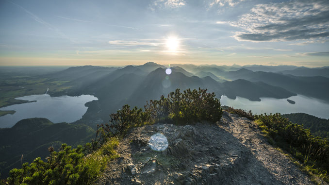 Ausblick vom Herzogstand: Der Lieblingsberg von König Ludwig II. // Foto: Tourist Information Kochel am See, Thomas Kujat