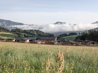 Inmitten unberührter Landschaft sind die Chalets Ausgangspunkt für einen aktiven Urlaub und gleichzeitig idyllischer Rückzugsort. // Foto: Shoot & Style