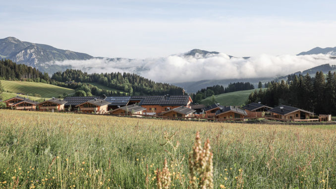 Inmitten unberührter Landschaft sind die Chalets Ausgangspunkt für einen aktiven Urlaub und gleichzeitig idyllischer Rückzugsort. // Foto: Shoot & Style