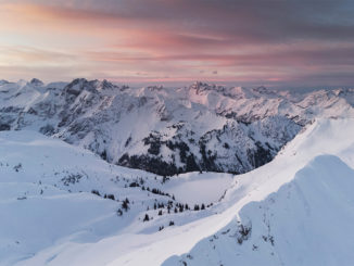 Auf den alpinen Winterwanderwegen in Oberstdorf genießen Wanderer eine tief verschneite Berglandschaft. // Foto: Tourismus Oberstdorf, Eren Karaman