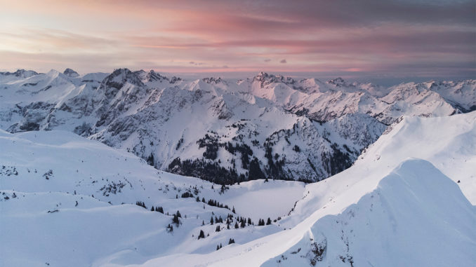 Auf den alpinen Winterwanderwegen in Oberstdorf genießen Wanderer eine tief verschneite Berglandschaft. // Foto: Tourismus Oberstdorf, Eren Karaman