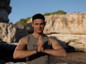 Schauspieler und Yogalehrer Ralf Bauer ist nur einer von vielen Hochkarätern auf dem Yoga & Musik Festival „Om am See“, das 2023 zum zweiten Mal im und rund um das Füssener Festspielhaus Neuschwanstein im Allgäu stattfindet. // Foto: Ralf Bauer