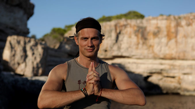 Schauspieler und Yogalehrer Ralf Bauer ist nur einer von vielen Hochkarätern auf dem Yoga & Musik Festival „Om am See“, das 2023 zum zweiten Mal im und rund um das Füssener Festspielhaus Neuschwanstein im Allgäu stattfindet. // Foto: Ralf Bauer