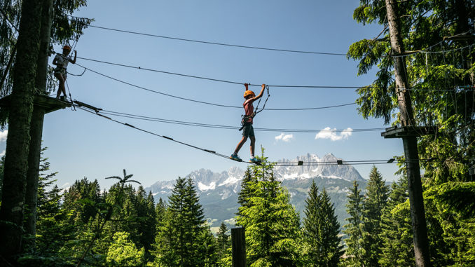 Erlebnisreich: Im Kletterwald Hornpark geht es mit Blick auf den Wilden Kaiser hoch hinauf. // Foto: Mirja Geh
