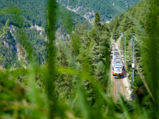 Umweltschonend mit Bahn und Bus in den Urlaub auf Tirols Hochplateau. // Foto: Region Seefeld - Timo Borkowski