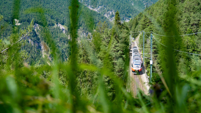 Umweltschonend mit Bahn und Bus in den Urlaub auf Tirols Hochplateau. // Foto: Region Seefeld - Timo Borkowski