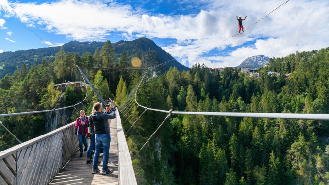 Benni-Raich-Brücke: Von hier haben Zuschauer*innen perfekte Sicht auf die Slacklines. // Foto: Lukas Eiter