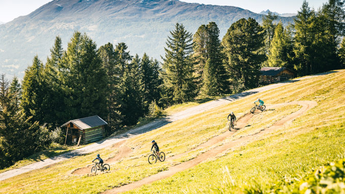 Doppeltes Bike-Erlebnis: Durch den neuen Trail stehen elf Kilometer Downhill-Action zur Verfügung. // Foto: Hochzeiger Bergbahnen, Rudi Wyhlidal