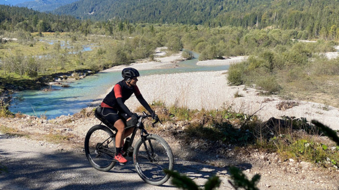 Bei den neuen Graveltouren geht es u. a. an der Isar entlang. // Foto: Axel Hallbauer