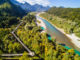 Aus der Vogelperspektive ist der Baumkronenweg im Walderlebnis Ziegelwies in Füssen/Allgäu gleich nochmal so eindrucksvoll und offenbart die Aussicht auf den Lech sowie den umliegenden Berg- und Auwald. // Foto: Füssen Tourismus und Marketing / Mathias Struck