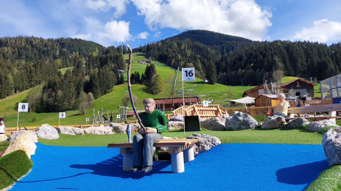 Adventure-Golf vor Wildschönauer Bergkulisse. // Foto: Wildschönau Tourismus, K. Thaler