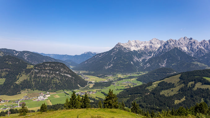 Aussicht ins Pillerseetal vom Jakobskreuz in St. Ulrich. // Foto: alpintreff.de, Silke Schön