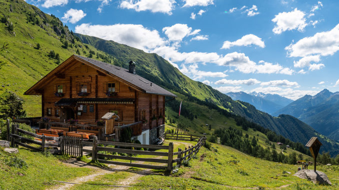 Eine Almhütte, ein Marterl, unberührte Natur und Berge, soweit das Auge reicht: Im österreichischen Osttirol brauchen Liebhaber des Echten, Ursprünglichen nicht mehr zum Glücklichsein. // Foto: TVB Osttirol/Hannah Assil