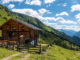 Eine Almhütte, ein Marterl, unberührte Natur und Berge, soweit das Auge reicht: Im österreichischen Osttirol brauchen Liebhaber des Echten, Ursprünglichen nicht mehr zum Glücklichsein. // Foto: TVB Osttirol/Hannah Assil