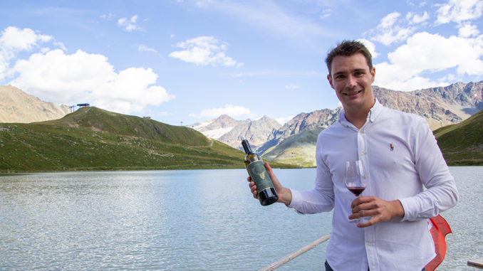 Diplom-Sommelier Fabian Neururer präsentiert ausgewählte Weine aus Österreich. // Foto: Pitztaler Gletscherbahn