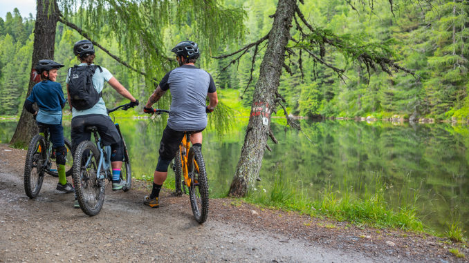 Der Bergsee im Zirbenwald: Natur pur bei der neuen, geführten Mountainbiketour. // Foto: Luca Tribondeau