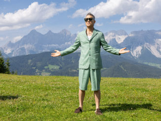 Um diese besonderen Konzerte anzukündigen, war Robbie Williams schon am 23. Juli 2023 persönlich auf der Reiteralm zu Gast. Robbie Williams: „Austria is a secret that‘s too well kept from the rest of the world!“ // Foto: Harald Steiner