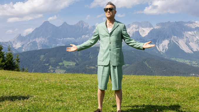 Um diese besonderen Konzerte anzukündigen, war Robbie Williams schon am 23. Juli 2023 persönlich auf der Reiteralm zu Gast. Robbie Williams: „Austria is a secret that‘s too well kept from the rest of the world!“ // Foto: Harald Steiner