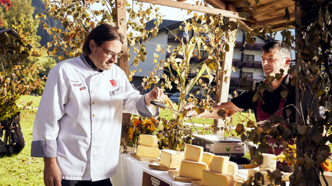 Gesellig und geschmackvoll: Auf dem „Genuss-Markt der Regionalität“ bekommen Besucher Kostproben. // Foto: Johannes Puch, MBN Tourismus