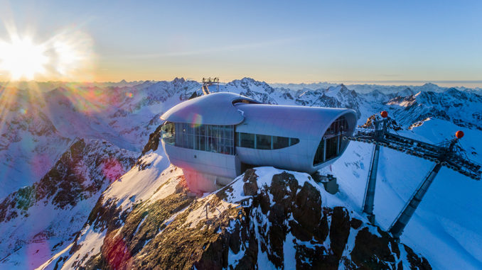 Köstliche Kuchen und fantastische Aussicht: Das Café 3440. // Foto: Pitztaler Gletscherbahn, Chris Walch