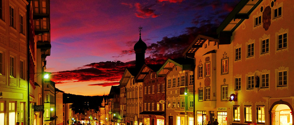 Abenddämmerung in der Marktstraße von Bad Tölz. // Foto: Stadt Bad Tölz