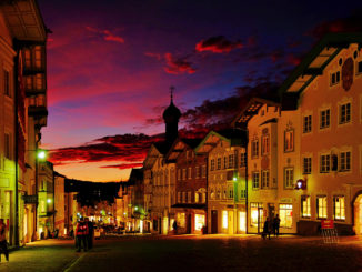 Abenddämmerung in der Marktstraße von Bad Tölz. // Foto: Stadt Bad Tölz