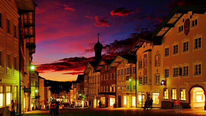 Abenddämmerung in der Marktstraße von Bad Tölz. // Foto: Stadt Bad Tölz