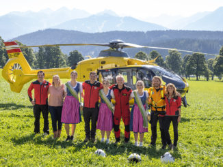 Die Bergretter (im Bild mit den Dachstein-Hoheiten) luden in der österreichischen Urlaubsregion zur elften Ausgabe der Fanwanderung. // Foto: Martin Huber