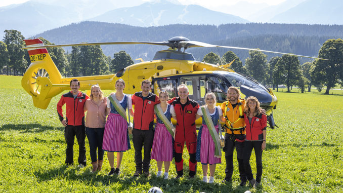 Die Bergretter (im Bild mit den Dachstein-Hoheiten) luden in der österreichischen Urlaubsregion zur elften Ausgabe der Fanwanderung. // Foto: Martin Huber