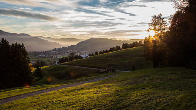 Auf dem hauseigenen Klimapfad von Haubers Naturresort in Oberstaufen genießen Gäste das einmalige Bergpanorama der Allgäuer Alpen. // Foto: Haubers Naturresort