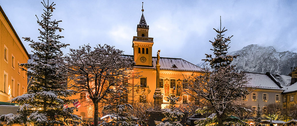 Der Christkindlmarkt in Bad Reichenhall/Oberbayern ist besonders abends einen Besuch wert, wenn der Rathausplatz vor dem Hausberg Predigtstuhl im Lichterglanz erstrahlt. // Foto: Bad Reichenhall Tourismus & Stadtmarketing