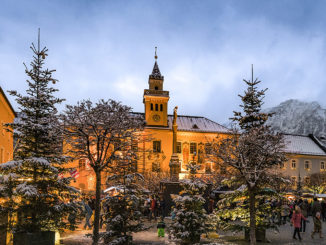 Der Christkindlmarkt in Bad Reichenhall/Oberbayern ist besonders abends einen Besuch wert, wenn der Rathausplatz vor dem Hausberg Predigtstuhl im Lichterglanz erstrahlt. // Foto: Bad Reichenhall Tourismus & Stadtmarketing