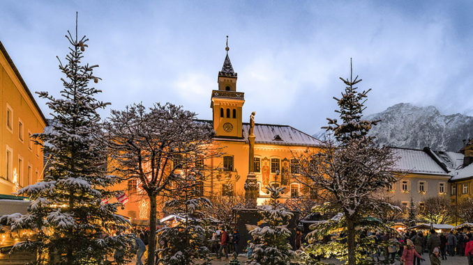 Der Christkindlmarkt in Bad Reichenhall/Oberbayern ist besonders abends einen Besuch wert, wenn der Rathausplatz vor dem Hausberg Predigtstuhl im Lichterglanz erstrahlt. // Foto: Bad Reichenhall Tourismus & Stadtmarketing