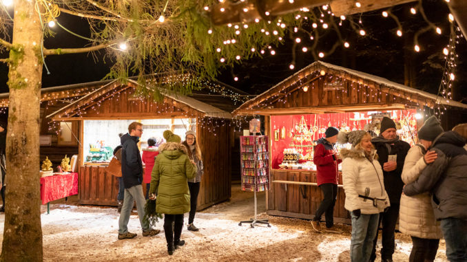 Festliche Holzhütte in Mayrhofen. // Foto: Thomas Eberharter Photography