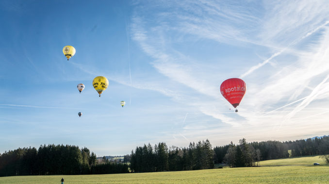 Der Himmel trägt bunt: Winter-Ballontage in den Ammergauer Alpen. // Foto: Ammergauer Alpen GmbH, Anja Lieberherr